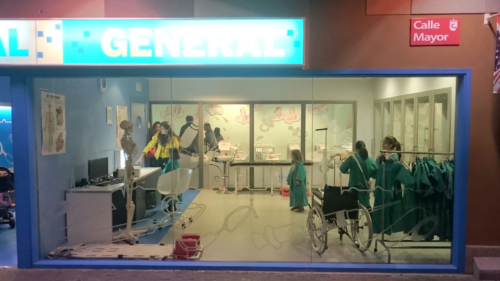Ejerciendo de médicos en el hospital Central de Micrópolix. ©J.R.Aguirre
